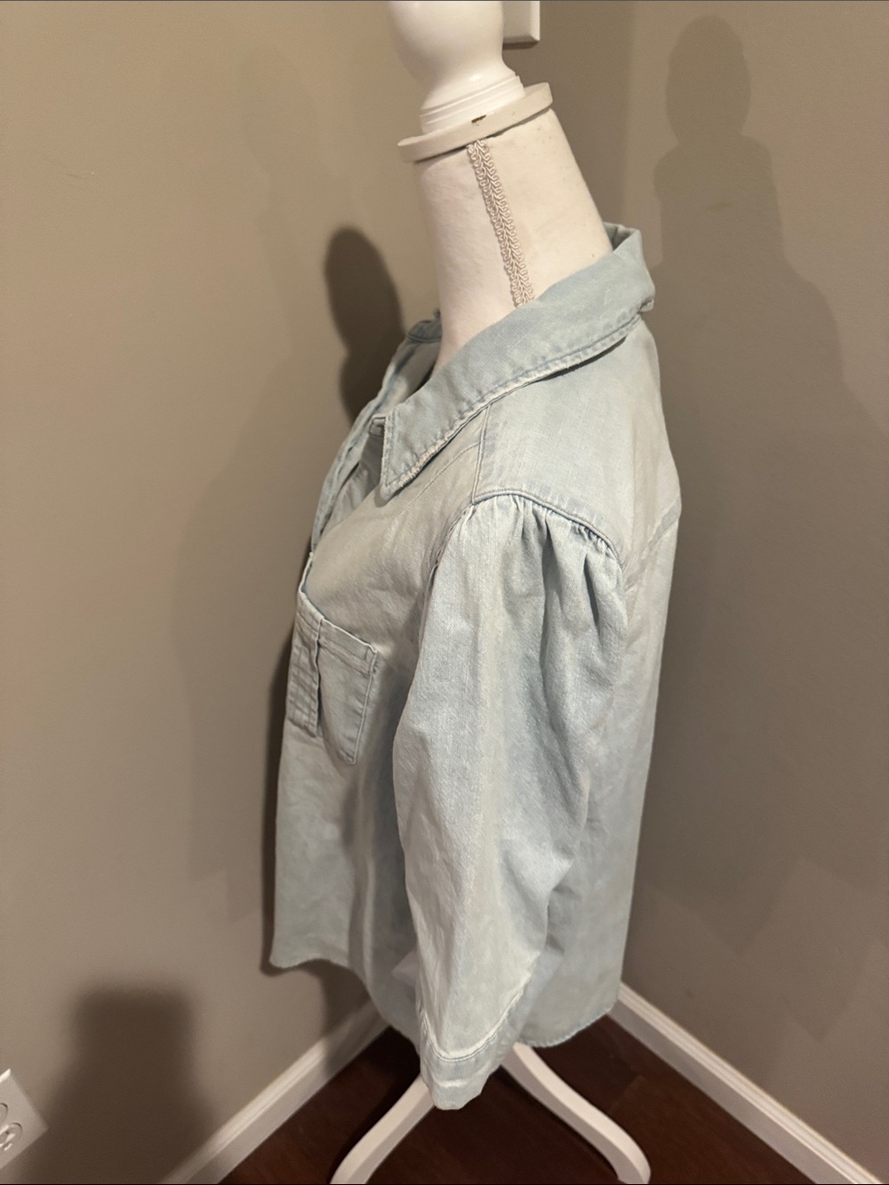 Democracy NWT Elbow Puff Sleeve Denim shirt in light wash - Picture 8 of 12